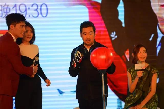 當(dāng)天在發(fā)布會(huì)上,，張國(guó)立爆料與閆妮并非首次合作，原來(lái)在當(dāng)年紅遍大江南北的《鐵齒銅牙紀(jì)曉嵐IV》中,，閆妮就曾擔(dān)任過(guò)某單元的女一號(hào),，但當(dāng)時(shí)兩人并無(wú)對(duì)手戲,。而這次《愛(ài)的追蹤》在劇本未定型時(shí)，張國(guó)立便向閆妮再度拋出橄欖枝,，兩人也就劇本進(jìn)行了多次探討,，最終促成了這段“兄妹情”。-6